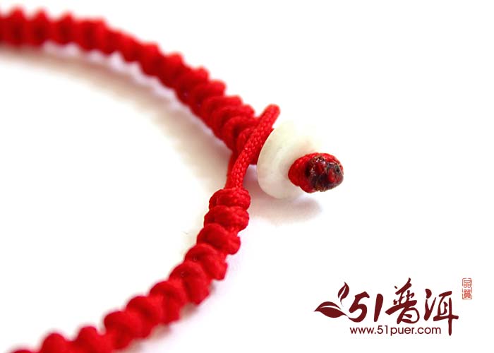 红绳手链爱情的象征:一般一对恋人会戴一样的,男左女右,就像是信物一样!叫做爱之链,代表永远在一起的意思.辟邪本命年为了辟邪都会喜欢带个红色的绳子!红色的绳子代表给自己一个好意头,什么事都平安、顺利的兆头,把不好运气带走.红绳手链也可以用于装饰,简单,时尚,漂亮。