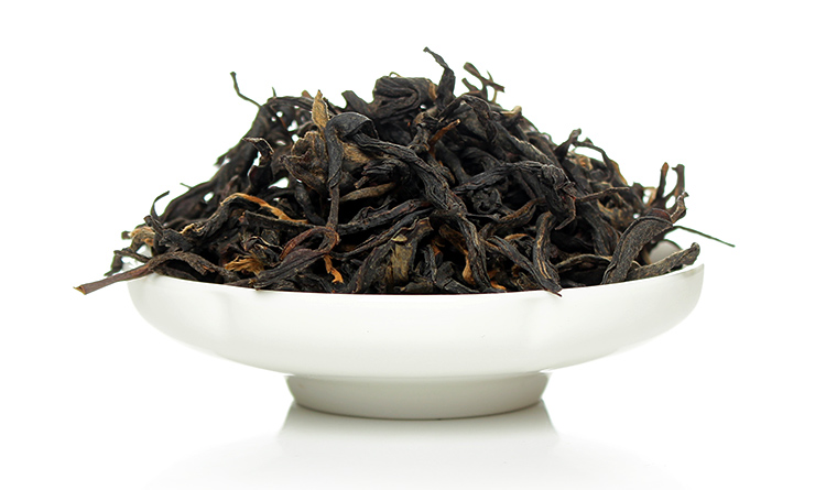 此茶精选云南凤庆古树茶青为原料,经传统特殊工艺精制而成,香味浓郁,汤色红艳,面浮金圈,内含多种维生素、氨基酸、茶多酚等有益成分。 此茶全天都可以饮用,清饮或者调饮均可。清饮时,静品默赏,细品慢饮,能领略古树红茶的独特风味和山野气韵,让人进入一种忘我的精神境界,欢愉、轻快、激动、舒畅之情油然而生。