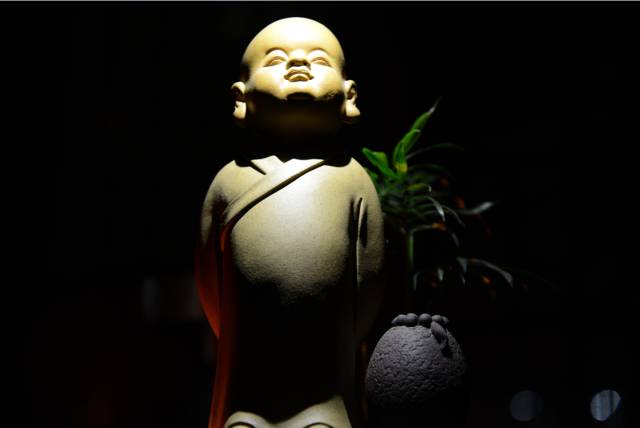 你是佛门修者,却未发现我的公司名称是"净水三千"啊!杨枝净
