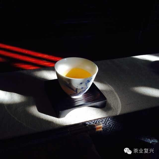 {一家人喝茶聊天美文}.