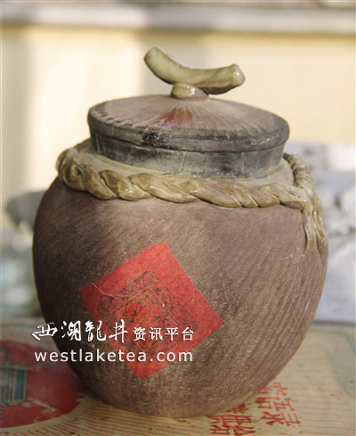 "收藏茶叶完全是出于自己对茶的喜爱,对茶道的喜欢,后来又接触到