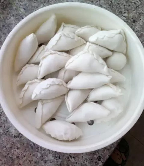 毕节汤圆的与众不同之处在于个小,皮薄,馅多,色鲜味美,一碗十个汤圆就