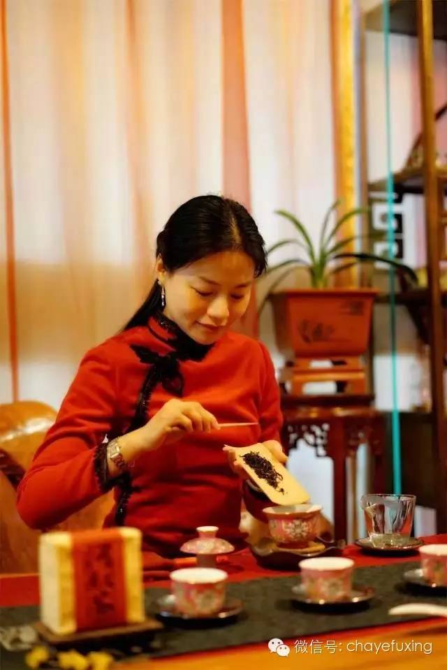 喝茶的时候一定要穿茶服吗「上街一定要拎着lv」