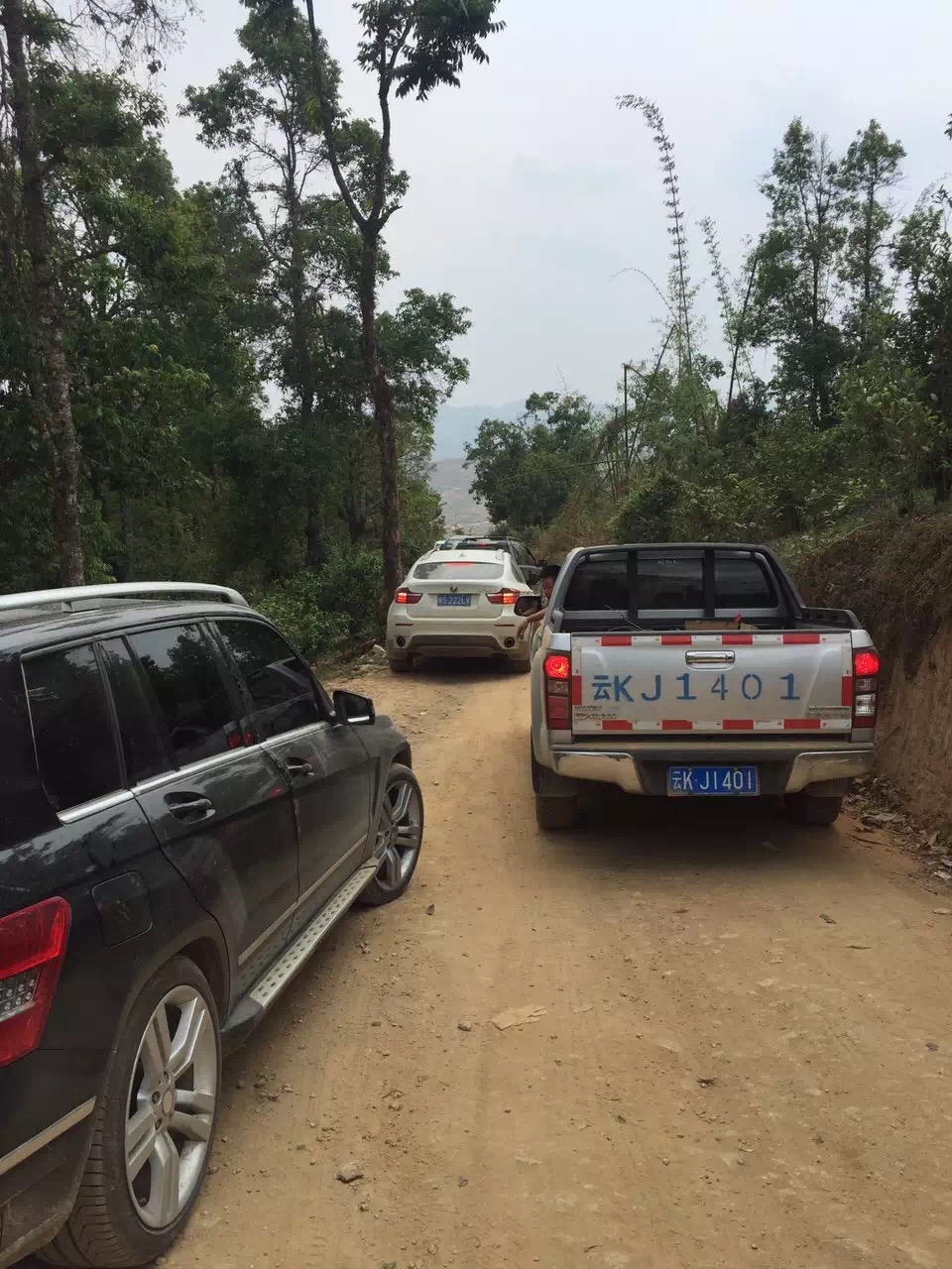 老班章茶王树旁的路塞车中