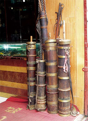 老式的酥油茶桶